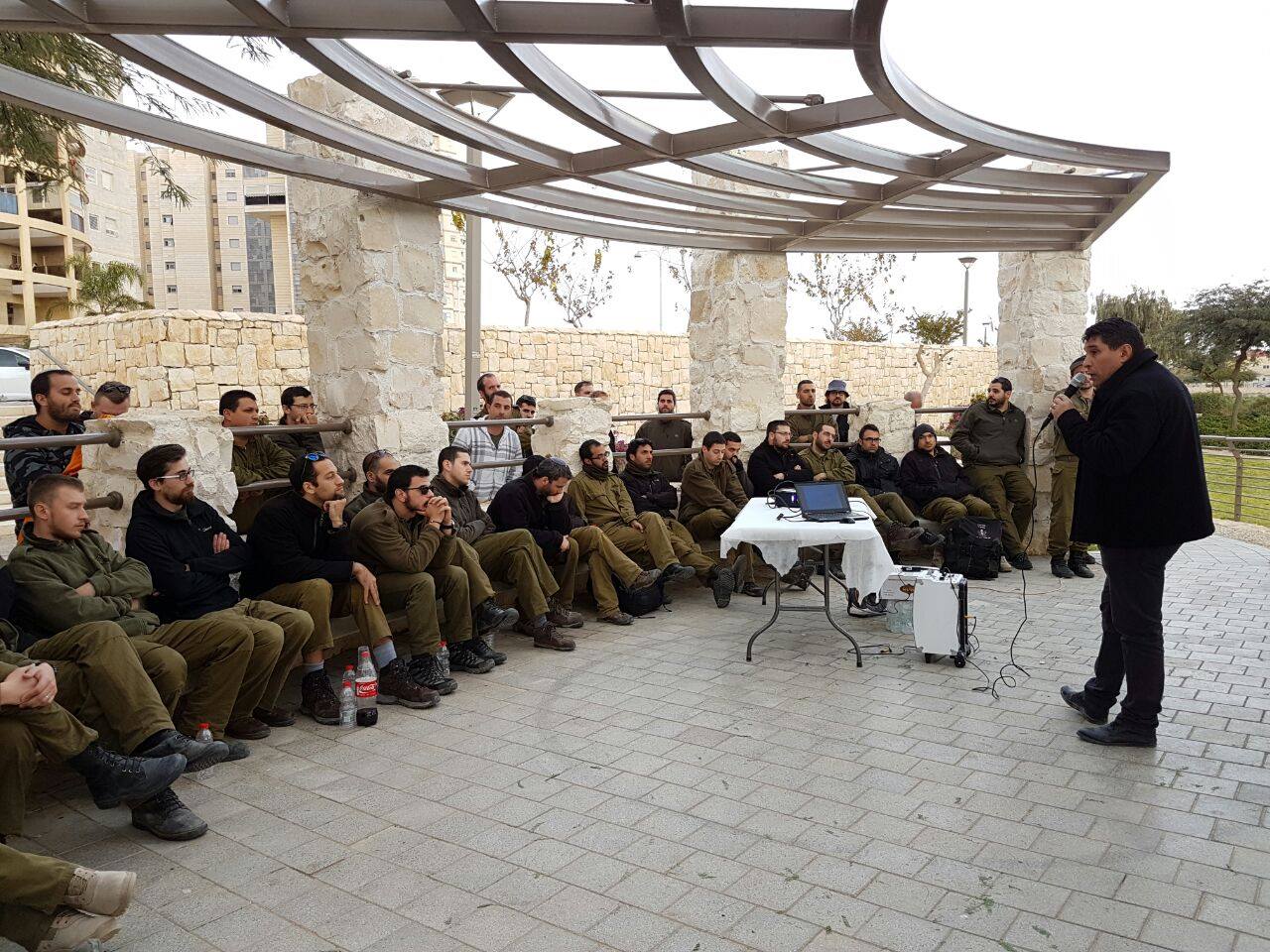 אריה גולדמכר במצפה שהוקם בבאר שבע